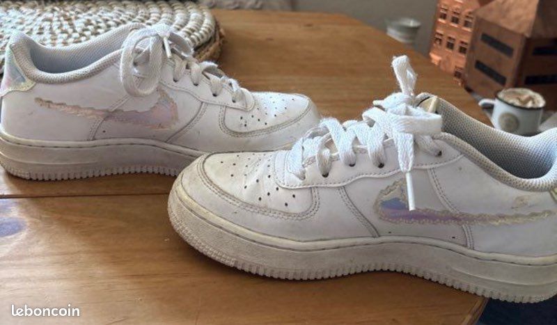 Nike Air Force 1 Low Holographique — Taille 37 1/2 (image 1)
