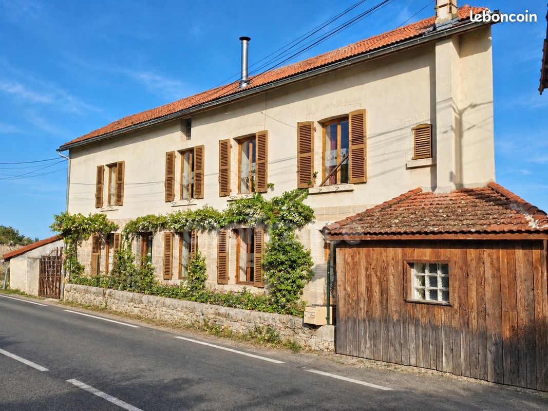 Maison 7 pièces 185 m² · à Panissieres · 185 m² · 195 000 €