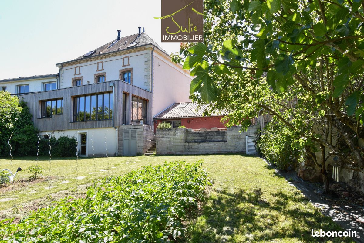 Maison 8 pièces 274 m² · à Argentonnay · 274 m² · 357 000 €