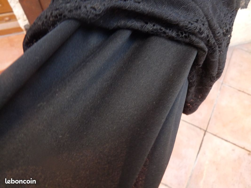 Robe noire en dentelle (image 2)
