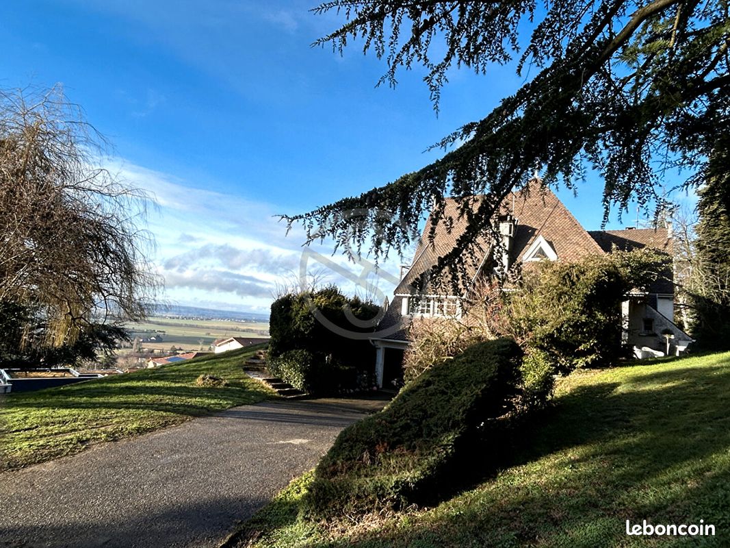 Maison 8 pièces 250 m² · à La Côte-Saint-André · 250 m² · 690 000 €