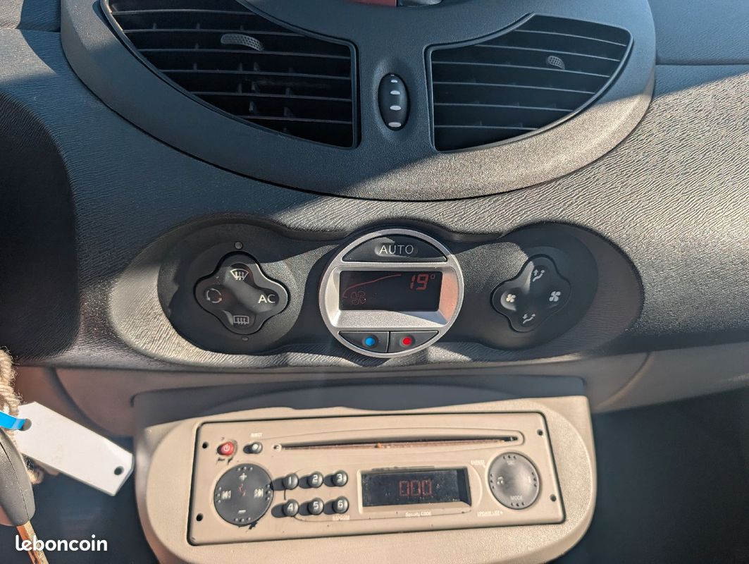 Renault twingo ii 1.2 16v 75ch dynamic 1ere main toit ouvrant/clim auto /jantes alu (image 8)