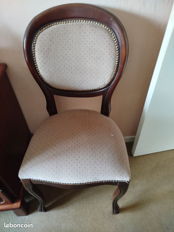 Chaise capitonnée (image 1)