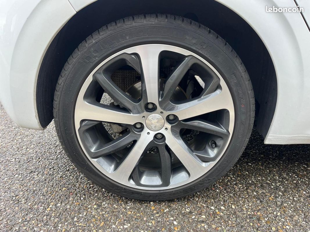 Peugeot 208 1.2 puretech 110ch feline 5cv 5p (image 21)