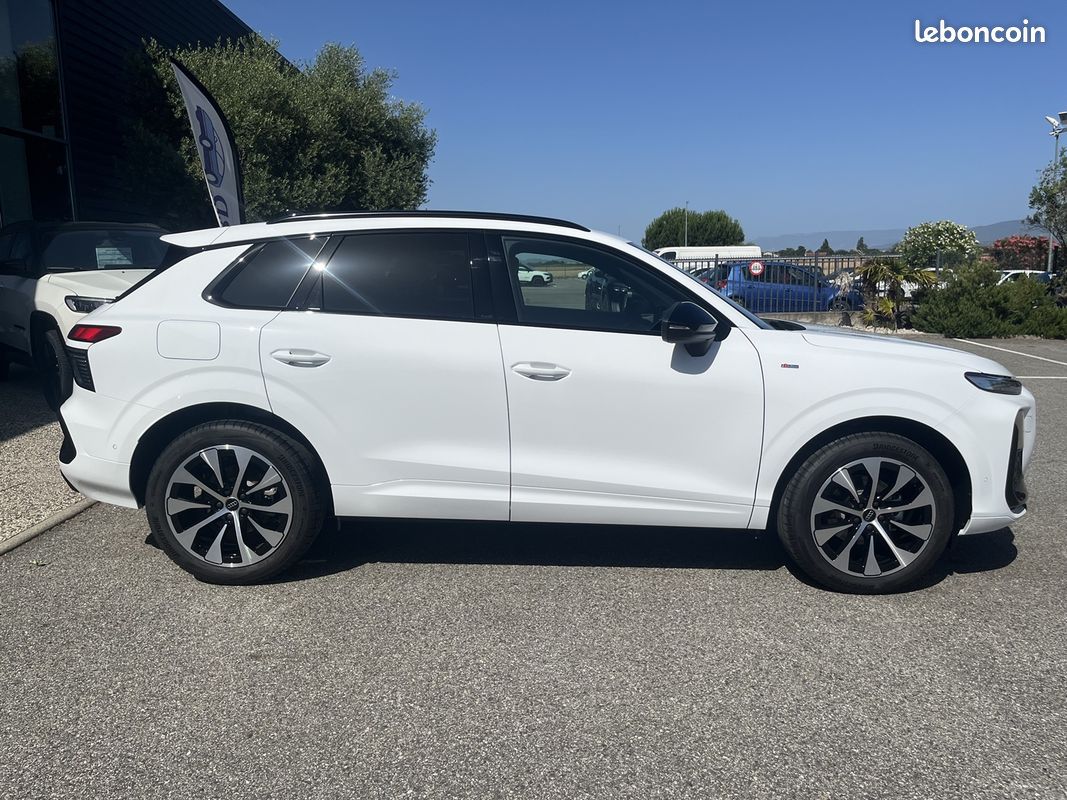 Audi Q3 1.5 TFSI 150CH HYBRIDE S LINE S TRONIC 7 (image 4)