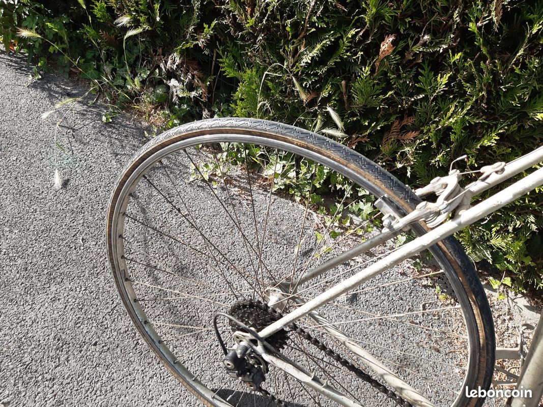 Véritable vélo de route "vintage " Cycles DUBAU " dans son jus " (image 8)