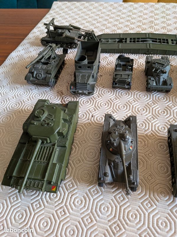 Lot véhicules militaires anciens SOLIDO et Dinky Toys - Collection