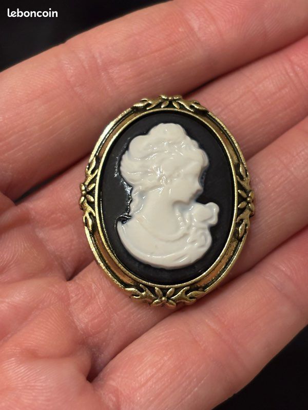 Broche Ancienne Camée En Métal Signée Damart - Bijou Fantaisie Vintage Femme - B078