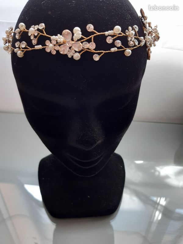 Suspension chignon en strass argenté et perles blanches fil doré (image 1)
