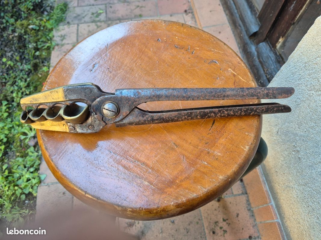 Ancienne Pince En Fonte C Noire 4 Pouces Outillage Vintage