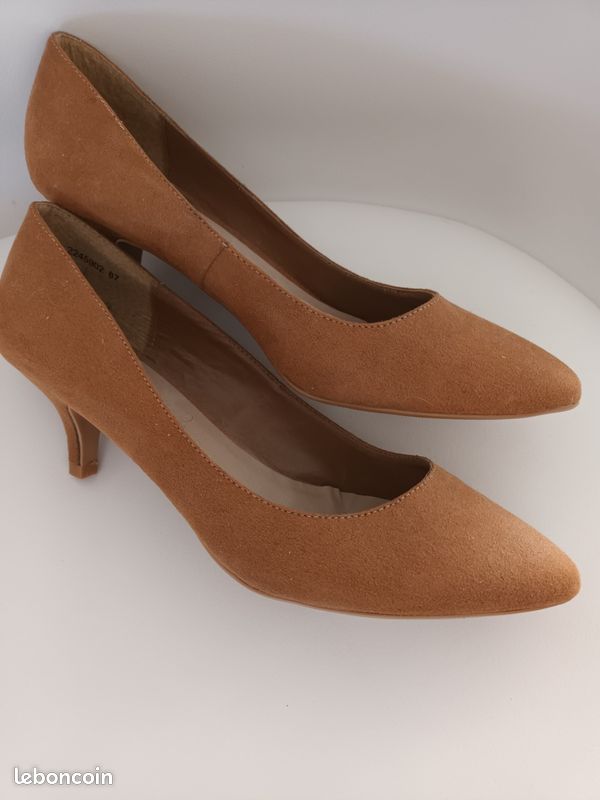Chaussures en daim marron jamais portées (image 1)