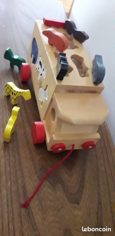Camion de zoo en bois naturel avec phrares et roues rouge, 10 animaux de couleur (image 3)