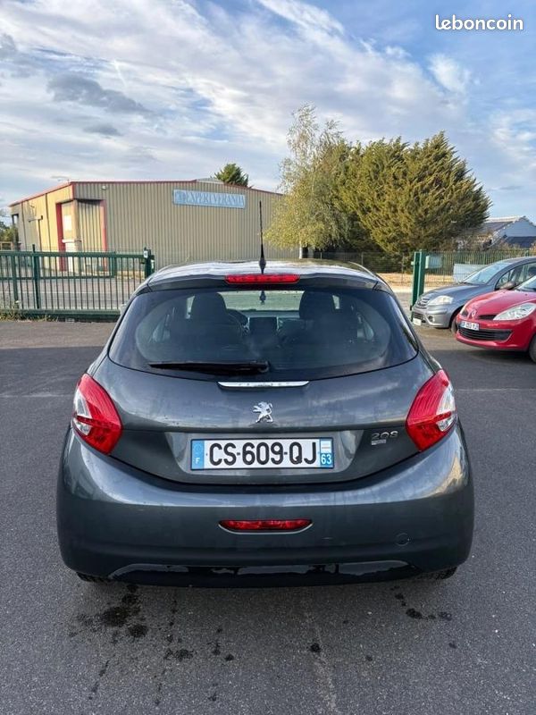 Peugeot 208 GENERATION-I 1.6 E-HDI 115 ALLURE (image 4)