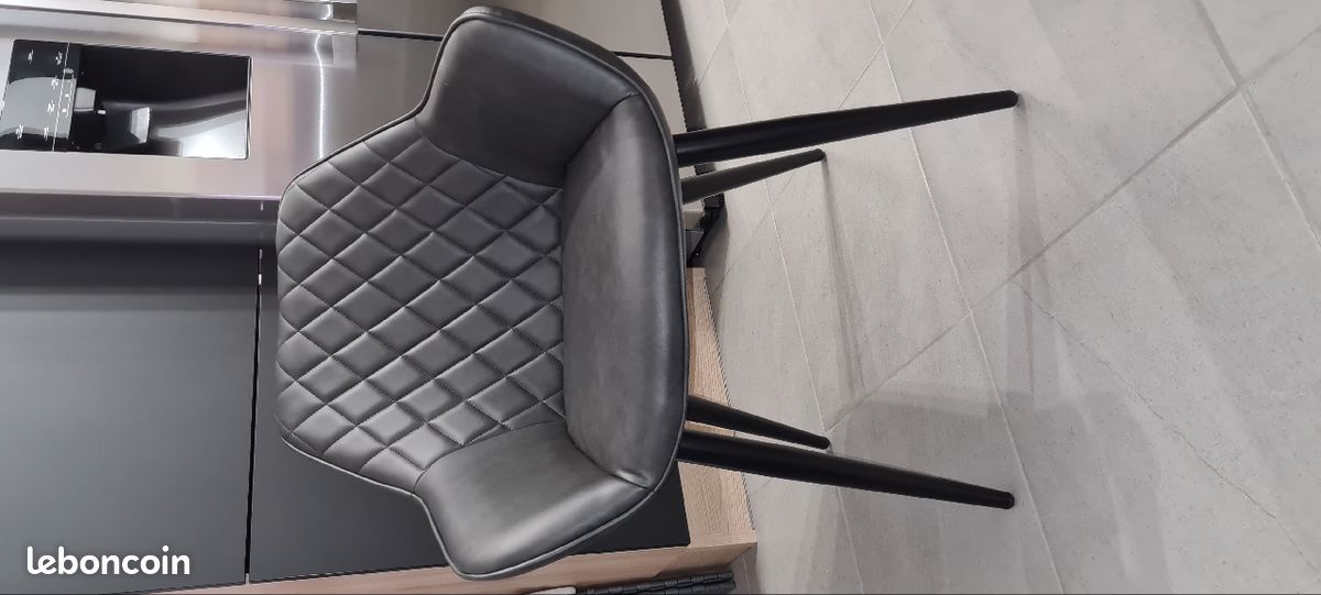 Chaise capitonnée surpiquée similicuir anthracite (image 1)