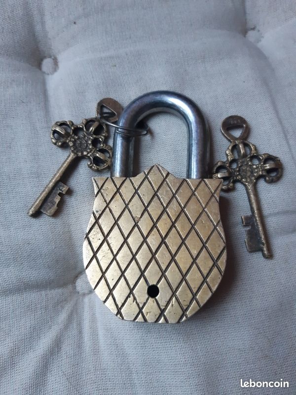 Gros cadenas Népal en laiton avec blason (image 3)