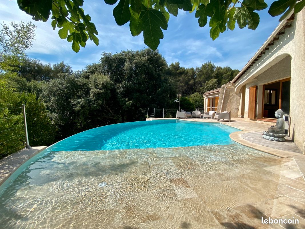 Maison 7 pièces 208 m² · à Ceyreste · 208 m² · 2 650 €