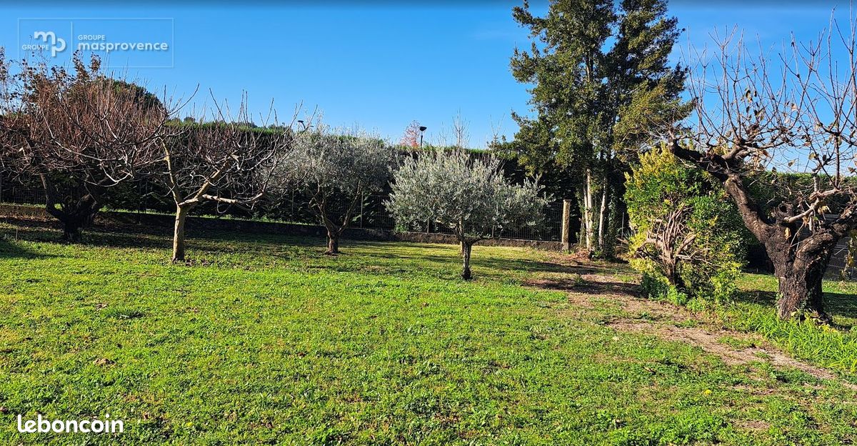 Terrain à bâtir de 658 m² à PERNES-LES-FONTAINES (84) · 150 000 €