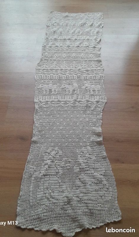 Chemin de table fait main au crochet écru pour Noël 2 patineurs des sapins et des rennes (image 1)