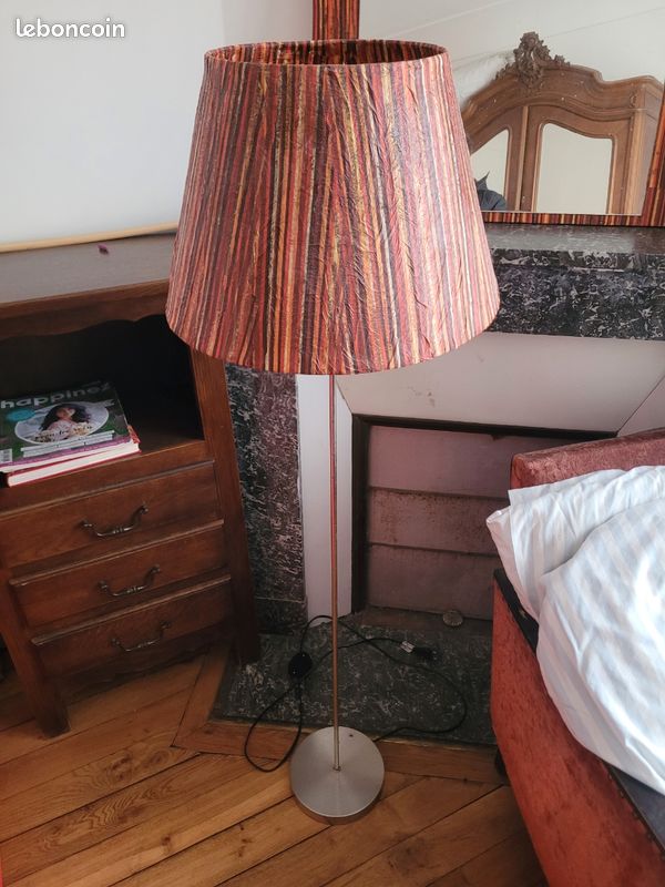 Lampadaire sur pied – abat-jour rayé – bon état (image 1)