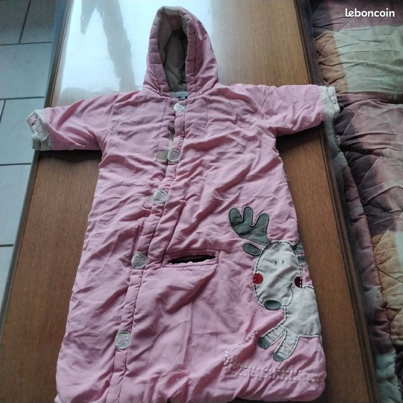 Combinaison rose, avec un trou entre les jambes pour passer la ceinture de sécurité (image 1)