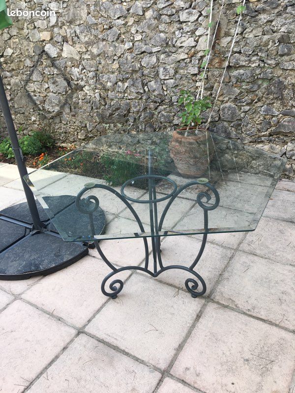 Table avec pied fer forgé et plateau en verre (image 1)