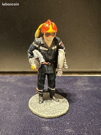 Figurine Starlux Pompier Français Ancien - Casque ARI Avec Masque à Gaz - Échelle 1:32 (60mm)
