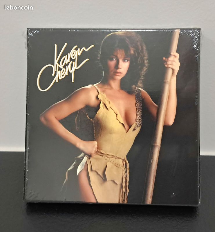 Neuf sous blister Étonnamment Romantique Best Of 65 titres Édition Collector Limitée Coffret triple Cd compilation Karen Cheryl
Inclus 3 cartes postales et 1 magnet Karen Cheryl (image 1)