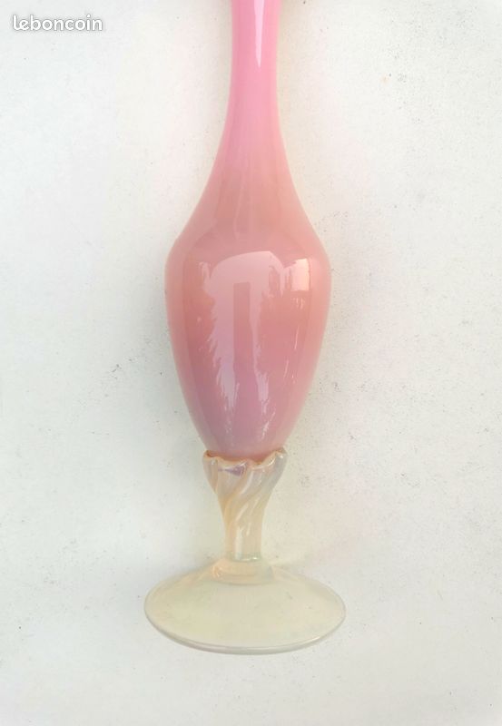 Vase en Opaline rose sur pied en verre soufflé d' Italie (image 2)