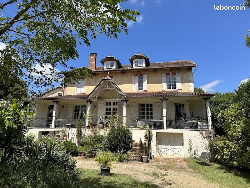 Maison 9 pièces 380 m² · à Montguyon · 380 m² · 378 000 €