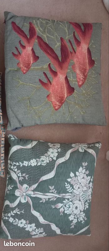 Coussin poissons rouges et vert fleurs guirlande blanc (image 1)
