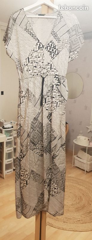 Jolie Robe Noire et blanche avec petit lien à nouer devant et un pent ouvert (image 6)