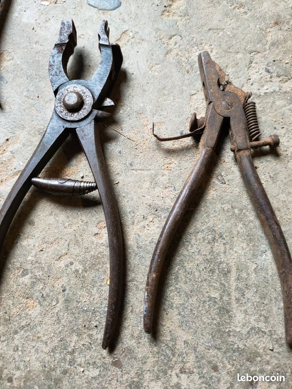 Lot outils anciens, différentes pinces, et un étau (image 2)