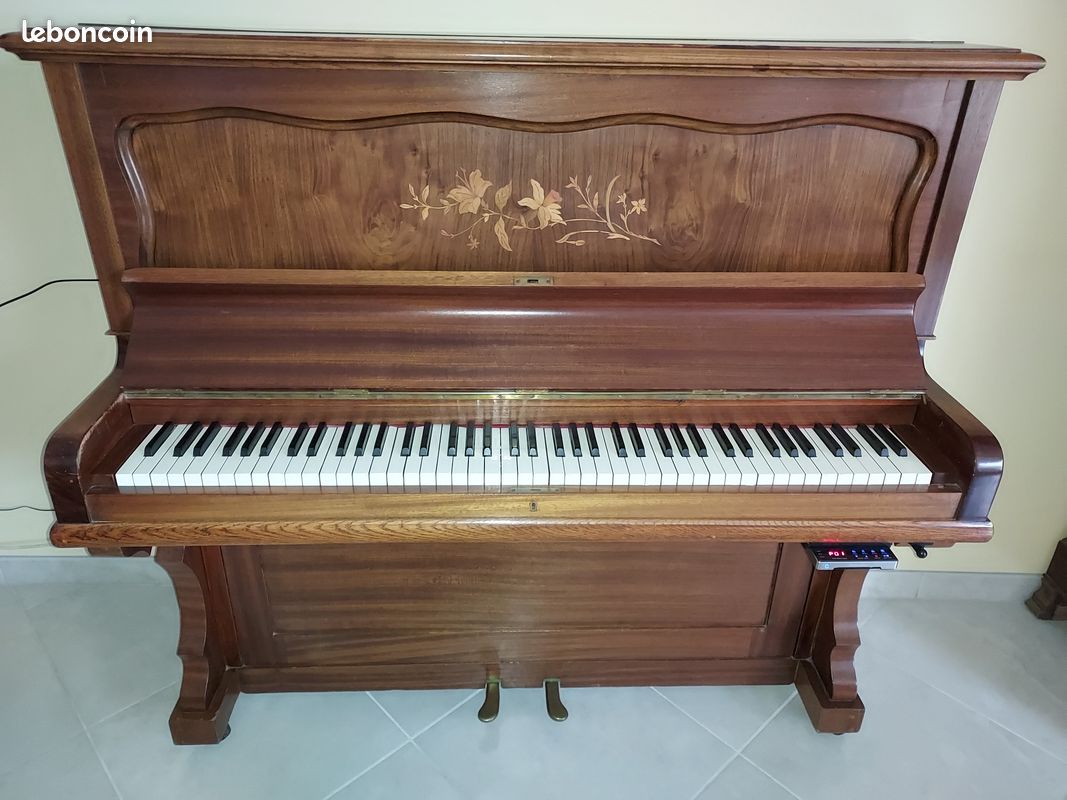 Piano (image 1)
