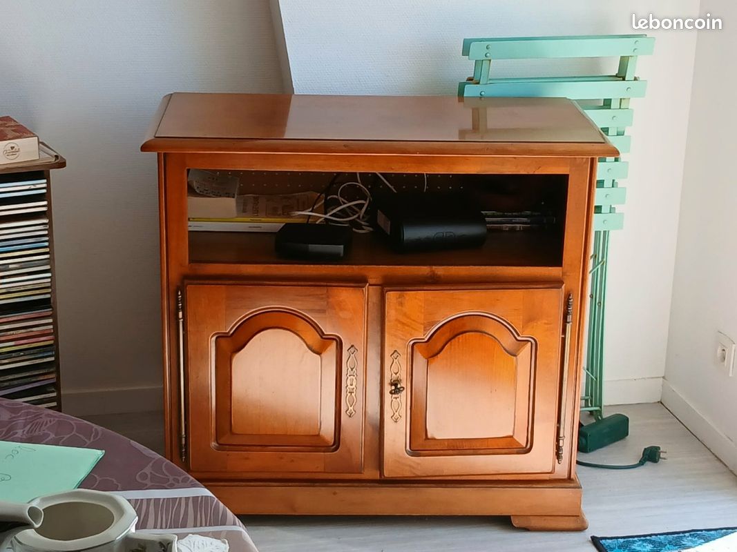Bobby : Table de chevet en bois - 28 € - Très bon état