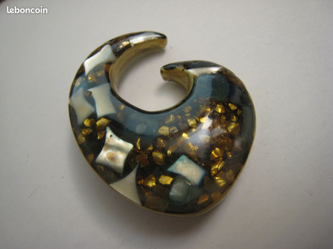 Broche Ancienne Vintage En Résine Avec Inclusions - Laiton, Thème Fleurs