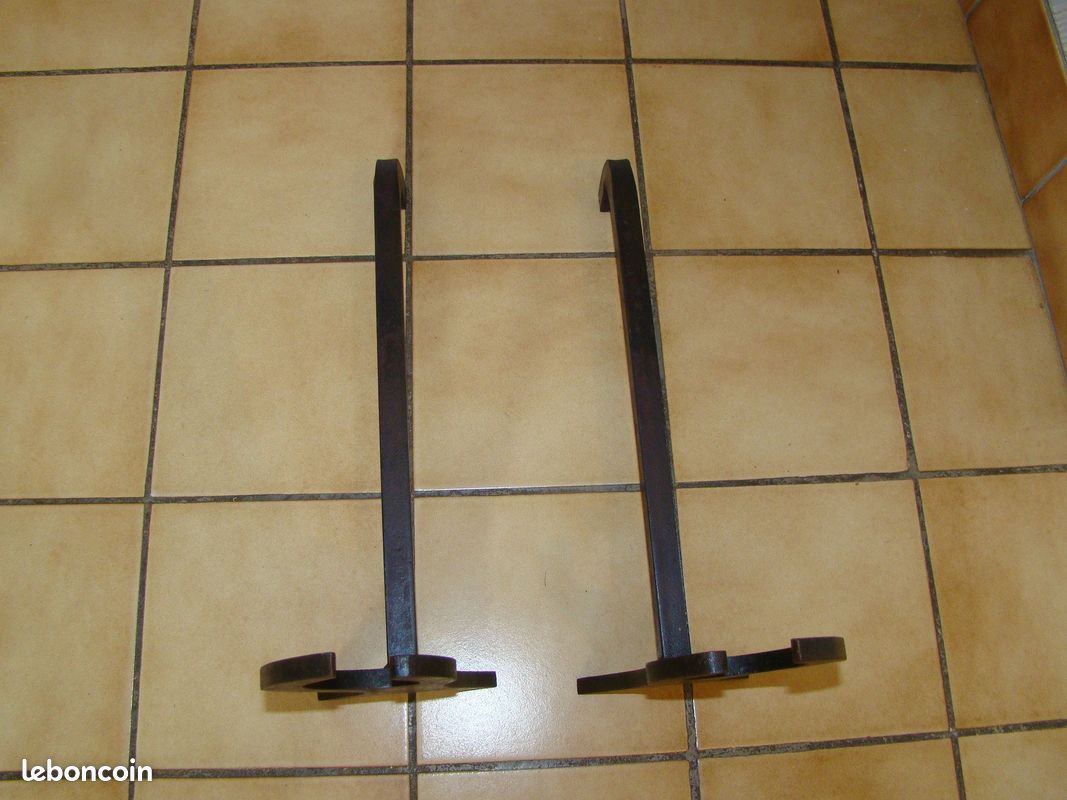 Ancienne paire de chenets fer forgé pour cheminée