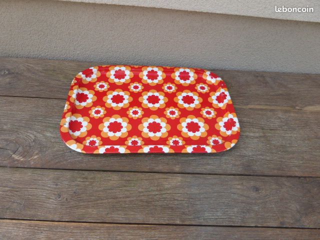 Plateau de service en tôle émaillée vintage années 70 – motif floral « flower power » 🌸✨ (image 1)