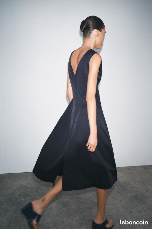 Robe Zara Neuve En Taille 8 - Couleur Marine, Longueur Genoux, Coupe A-line