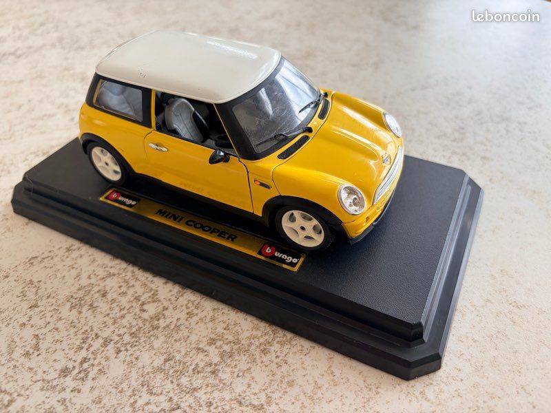 Voiture Miniature Bburago 1/18 Mini Cooper Jaune Toit Blanc - Sur Socle (image 1)