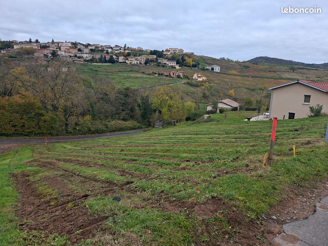 Terrain constructible de 940 m² · à Vaux-en-Beaujolais · 140 000 €