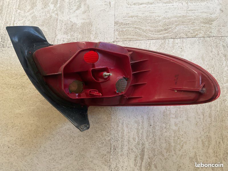 Feu arrière droit 206 Peugeot phase un (image 3)