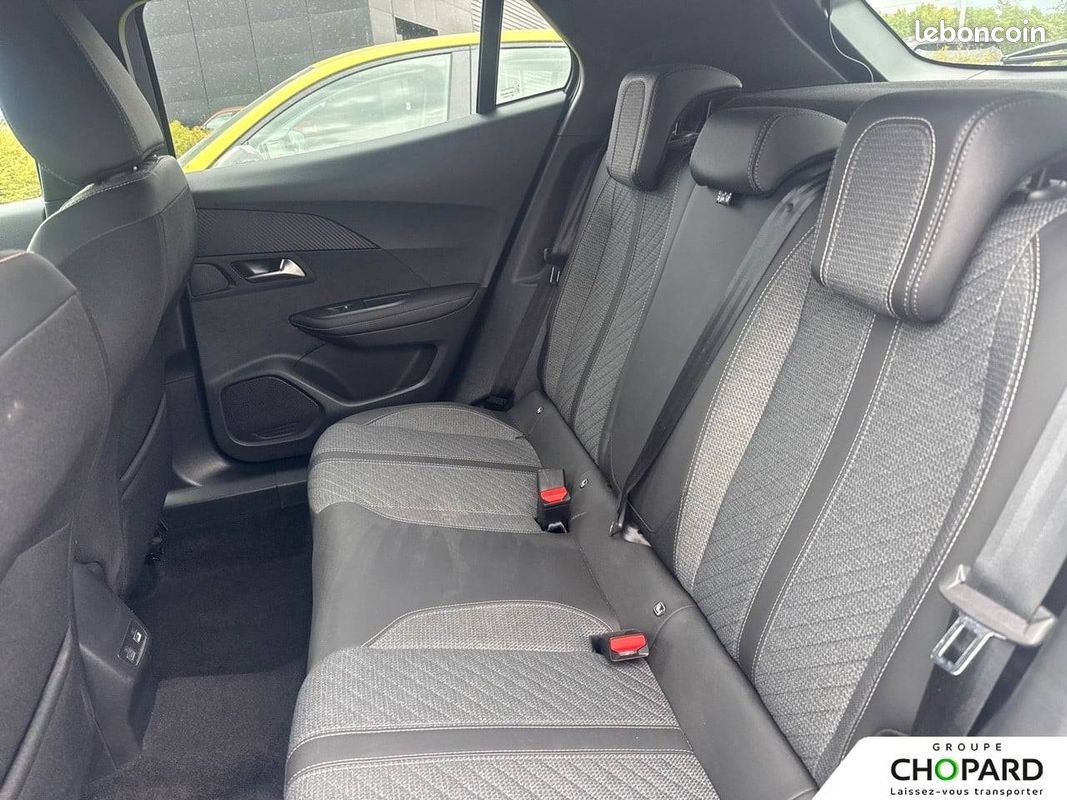 PEUGEOT 2008 Hybrid 145 e-DCS6 Allure (image 26)