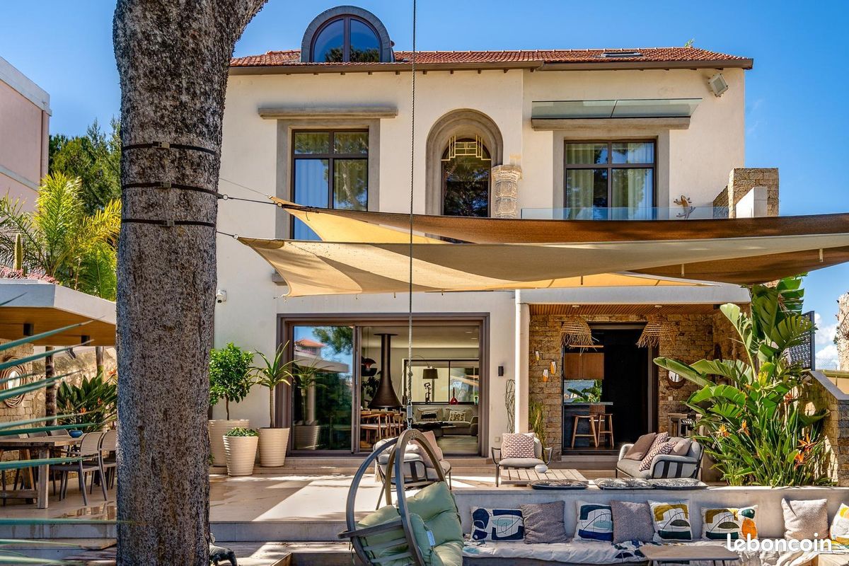 Maison 6 pièces 242 m² · à Marseille · 242 m² · 2 390 000 €