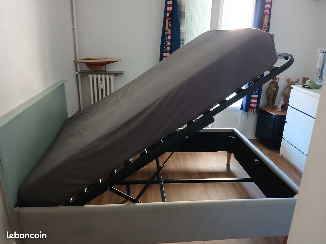 Lit (image 1)