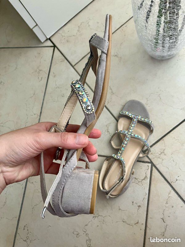 Chaussures à petits talons avec strass T.40 (image 9)