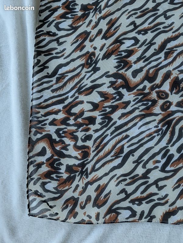 Foulard carré léopard marron et noir sur crème 98 /96 tbe (image 7)