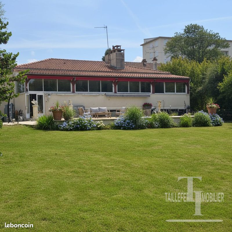 Maison 10 pièces 252 m² · à Bergerac · 252 m² · 219 000 €