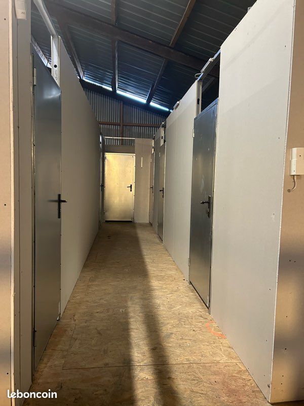 Box fermé et emplacement voiture · à Surgères · 55 €/mois
