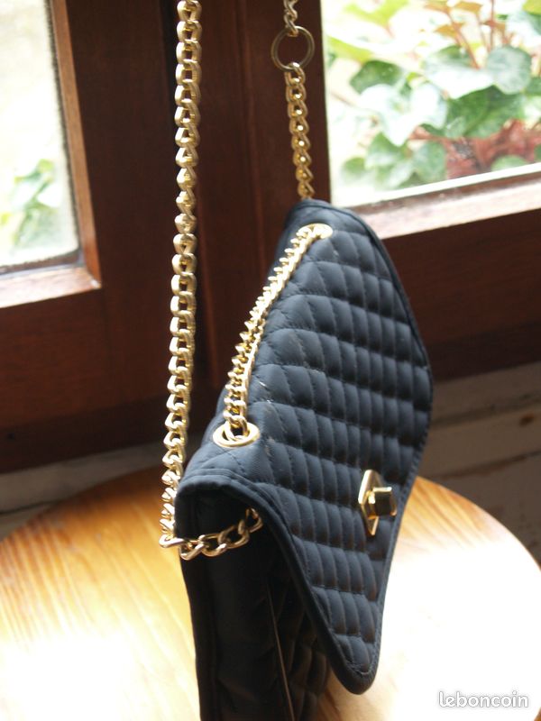 Sac femme noir en tissu matelassé et chaine doré (image 3)