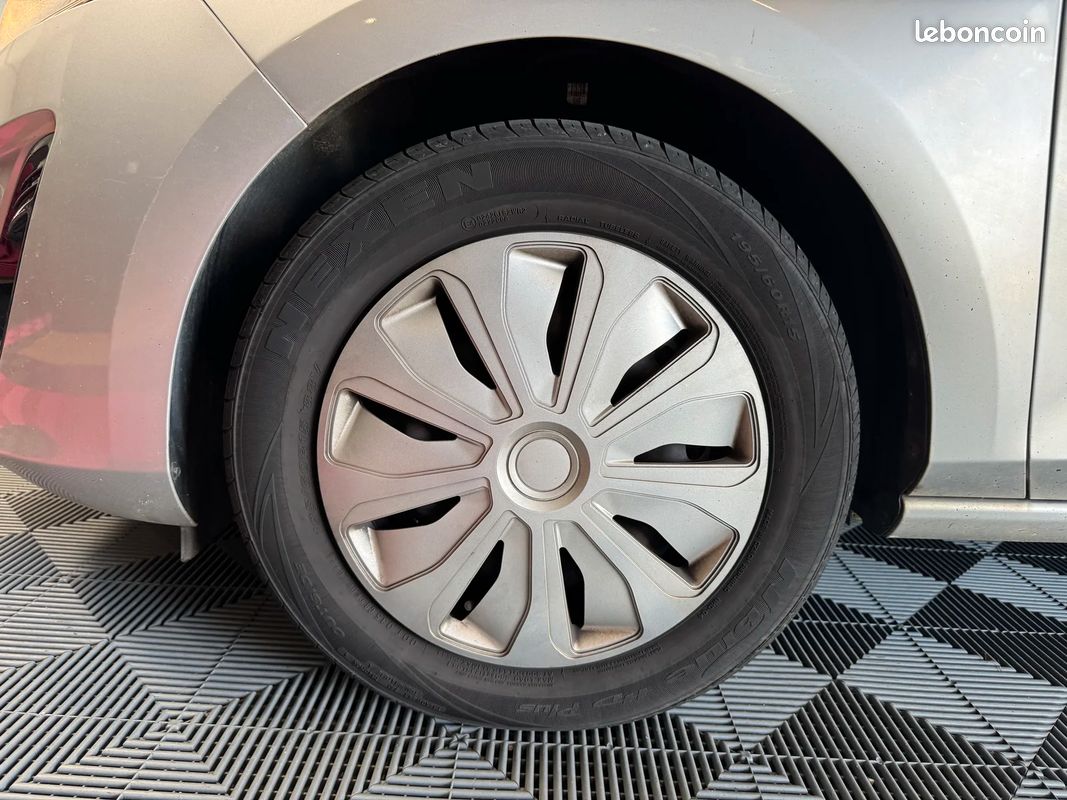 Ford FIESTA 1.0 ECOBOOST 100CH TREND 5P - APPLE CARPLAY / ATTELAGE / RADARS DE RECUL (image 13)